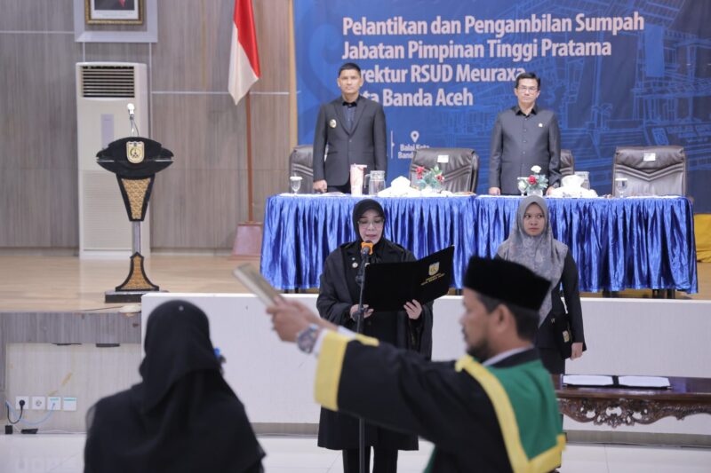 Wali Kota Banda Aceh Illiza Sa’aduddin Djamal melantik dan mengambil sumpah jabatan dr. Emeraldha, M.Kes. sebagai Direktur Definitif RSUD Meuraxa Kota Banda Aceh di Aula Gedung Mawardy Nurdin, Senin (3/8/2026). Foto: Dok. Prokopim Kota Banda Aceh