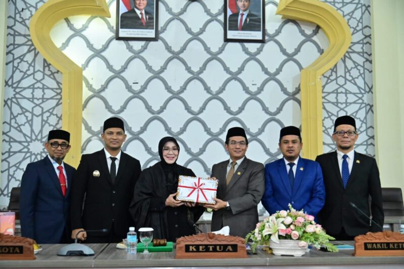 Ketua DPRK Banda Aceh Irwansyah menerima dokumen RKUA-PPAS APBK Tahun Anggaran 2027 dari Wali Kota Banda Aceh Illiza Sa’aduddin Djamal dalam rapat paripurna di Gedung DPRK Banda Aceh, Senin (3/8/2026). Foto: Dok. DPRK