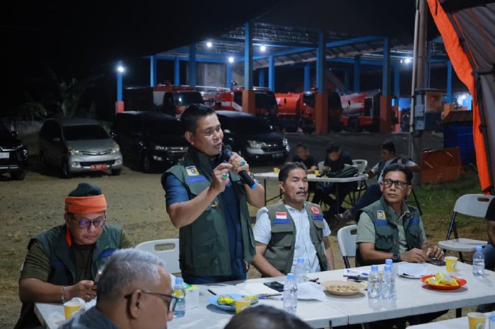Bupati Aceh Besar, Syech Muharram memberikan arahan saat memimpin Rapat Keposkoan Siaga Darurat Bencana Kekeringan di Posko BPBD Aceh Besar, Sibreh, Minggu (2/8/2026) malam. Foto: Dok. MC Aceh Besar
