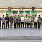 Asisten Pemerintahan, Keistimewaan Aceh, dan Kesejahteraan Rakyat Sekretariat Daerah Aceh, Syakir, berfoto bersama jajaran Dinas Syariat Islam Aceh, LPTQ Aceh, pelatih, dan peserta Kafilah Aceh usai membuka Training Center (TC) Tahap III sebagai persiapan menghadapi MTQ Nasional XXXI Tahun 2026 di Semarang, Kamis (6/8/2026). Foto: Dok. Istimewa