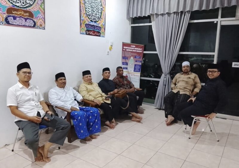 Kepala DSI Aceh Dr. Misran Fuadi bersama Kepala UPTD PPQ DSI Aceh Ustadz Irwan dan pelatih memantau pelaksanaan Training Center (TC) Tahap III kafilah Aceh untuk persiapan MTQ Nasional XXXI di Gedung LPTQ Kompleks Keistimewaan Aceh, Jumat (7/8/2026). Foto: Dok. Istimewa 