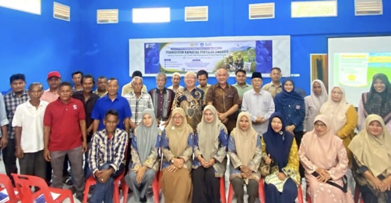 Tim PKMBP-TTG USK memberikan pelatihan uji tanah dan pemupukan presisi padi sawah kepada penyuluh pertanian dan kelompok tani di Aula Kantor Camat Blang Bintang, Aceh Besar, Kamis (6/8/2026). Foto: Dok. Istimewa 
