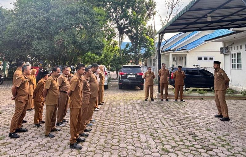 Plt. Kepala Dinas Pendidikan Dayah Kota Banda Aceh Said Fauzan mengingatkan ASN meningkatkan kedisiplinan dan profesionalisme saat apel Senin, Senin (10/8/2026). Foto: Dok. Diskominfo Kota Banda Aceh