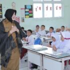 Wali Kota Banda Aceh Illiza Sa’aduddin Djamal menyapa siswa saat melakukan kunjungan ke SDN 63 dan SMPN 7 Banda Aceh, Senin (10/8/2026). Foto: Dok. Prokopim Kota Banda Aceh