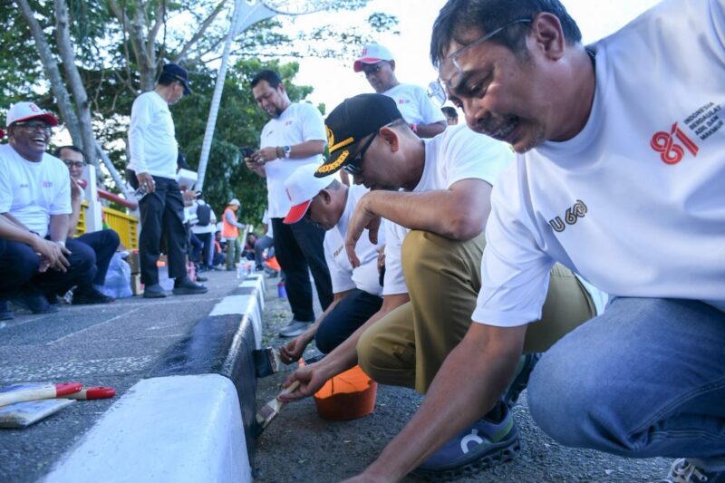 Sekda Kota Banda Aceh Jalaluddin bersama sejumlah instansi melakukan pembersihan dan pengecatan kerb jalan nasional di kawasan Jembatan Pango, Banda Aceh, dalam rangka menyemarakkan HUT ke-81 Kemerdekaan RI, Senin (10/8/2026). Foto: Dok. Diskominfo Kota Banda Aceh