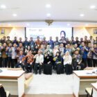 Wali Kota Banda Aceh Illiza Sa’aduddin Djamal foto bersama peserta Pelatihan Kepemimpinan Administrator (PKA) Angkatan I Tahun 2026 usai berbagi pengalaman mengenai manajemen perubahan sektor publik, Senin (10/8/2026). Foto: Dok. Prokopim Kota Banda Aceh