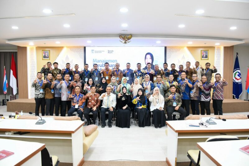 Wali Kota Banda Aceh Illiza Sa’aduddin Djamal foto bersama peserta Pelatihan Kepemimpinan Administrator (PKA) Angkatan I Tahun 2026 usai berbagi pengalaman mengenai manajemen perubahan sektor publik, Senin (10/8/2026). Foto: Dok. Prokopim Kota Banda Aceh