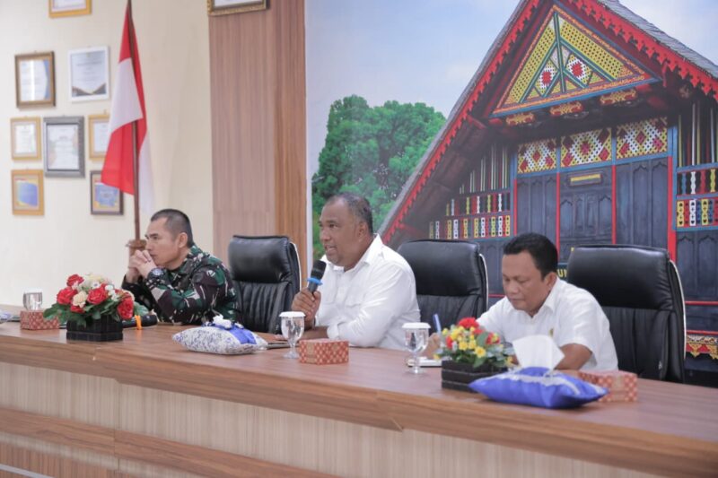 Pemko Banda Aceh bersama unsur TNI/Polri dan perangkat daerah mengikuti rapat koordinasi persiapan Semarak Merah Putih 2026 dalam rangka HUT ke-81 Kemerdekaan RI di Balai Keurukon, Balai Kota Banda Aceh, Rabu (11/8/2026). Foto: Dok. Prokopim Kota Banda Aceh