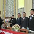 Wali Kota Banda Aceh Illiza Sa’aduddin Djamal menerima laporan Badan Anggaran DPRK Banda Aceh terkait sejumlah catatan terhadap R-KUA-PPAS APBK Tahun Anggaran 2027 dalam Rapat Paripurna, Kamis (13/8/2026). Foto: Dok. DPRK Banda Aceh
