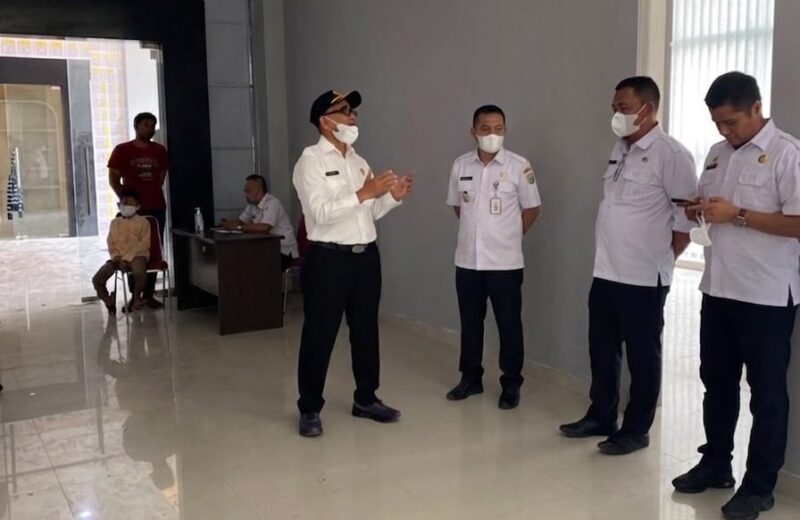 Sekda Kota Banda Aceh Jalaluddin meninjau progres pembangunan Banda Aceh Academy (BAA) yang telah mencapai 10 persen dengan deviasi positif 2 persen, Rabu (12/8/2026). Foto: Dok. Diskominfo Kota Banda Aceh