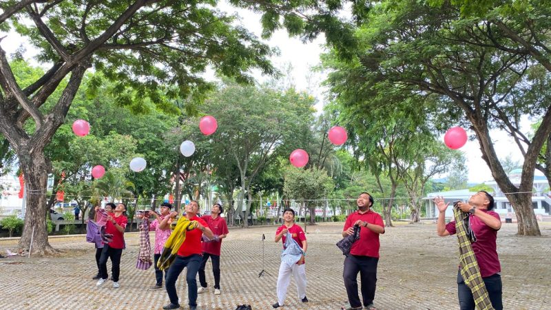 Jajaran Diskominfotik Kota Banda Aceh bersama DWP dan mahasiswa magang mengikuti berbagai perlombaan dalam rangka memeriahkan HUT ke-81 Kemerdekaan RI di Taman Bustanussalatin, Banda Aceh, Kamis (13/8/2026). Foto: Dok. Diskominfo Kota Banda Aceh