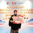 Wali Kota Banda Aceh Illiza Sa’aduddin Djamal menerima apresiasi atas capaian Banda Aceh yang meraih peringkat ketiga kategori Akses Penduduk terhadap Layanan Pendidikan tingkat kota pada Apresiasi Pemerintah Daerah Berprestasi 2026 Batch II Regional Sumatera di Batam, Rabu (12/8/2026). Foto: Dok. Prokopim Kota Banda Aceh