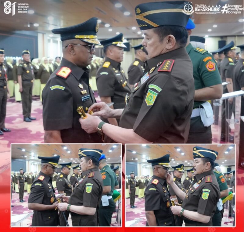 Jaksa Agung RI ST Burhanuddin melantik Teuku Rahmatsyah, S.H., M.H., M.Kn. sebagai Kepala Kejaksaan Tinggi Aceh dalam prosesi pelantikan pejabat eselon II Kejaksaan RI di Aula Lantai 11 Gedung Utama Kejaksaan Agung, Jakarta, Selasa (11/8/2026). Foto: Dok. Kejati Aceh