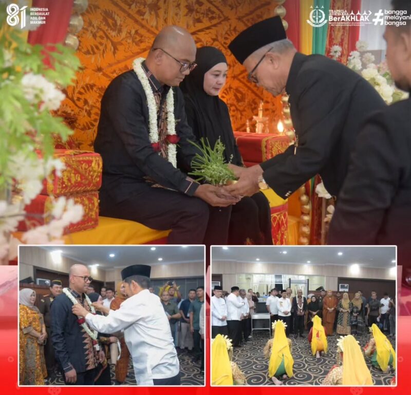 Kajati Aceh Teuku Rahmatsyah, S.H., M.H., M.Kn. bersama Ny. Kiki Rahmatsyah mengikuti prosesi peusijuk setibanya di Ruang VVIP Bandara Internasional Sultan Iskandar Muda, Aceh Besar, sebagai bagian dari penyambutan kedatangan Kajati Aceh yang baru. Foto: Dok. Kejati Aceh