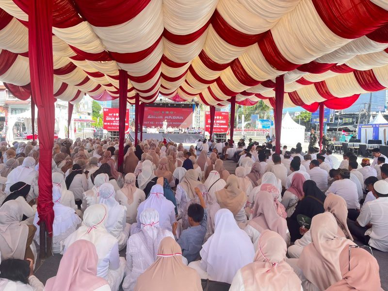 Pemerintah Kota Banda Aceh bersama unsur Forkopimda dan ASN mengikuti zikir akbar serta doa bersama dalam rangka menyambut HUT ke-81 Kemerdekaan Republik Indonesia di Lahan Pasar Aceh Festival, Minggu (15/8/2026). Foto: Dok. Diskominfo Kota Banda Aceh