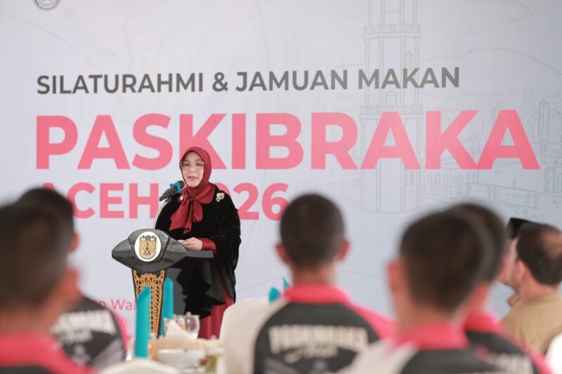 Wali Kota Banda Aceh Illiza Sa’aduddin Djamal bersilaturahmi dan makan siang bersama 28 calon Paskibraka Provinsi Aceh di Pendopo Wali Kota Banda Aceh, Jumat (14/8/2026). Foto: Dok. Prokopim Kota Banda Aceh