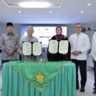 Wali Kota Banda Aceh Illiza Sa’aduddin Djamal bersama jajaran dan Koperasi HIKMAH foto bersama usai menandatangani Kesepakatan Bersama pengembangan hilirisasi industri nilam Aceh di Universitas Syiah Kuala, Jumat (14/8/2026). Foto: Dok. Prokopim Kota Banda Aceh