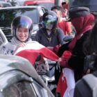 Wali Kota Banda Aceh Illiza Sa’aduddin Djamal bersama unsur Forkopimda membagikan bendera Merah Putih kepada pengendara di depan Masjid Raya Baiturrahman dalam rangka Gerakan Pembagian Bendera Merah Putih menyambut HUT ke-81 Kemerdekaan RI, Sabtu (15/8/2026). Foto: Dok. Prokopim Kota Banda Aceh