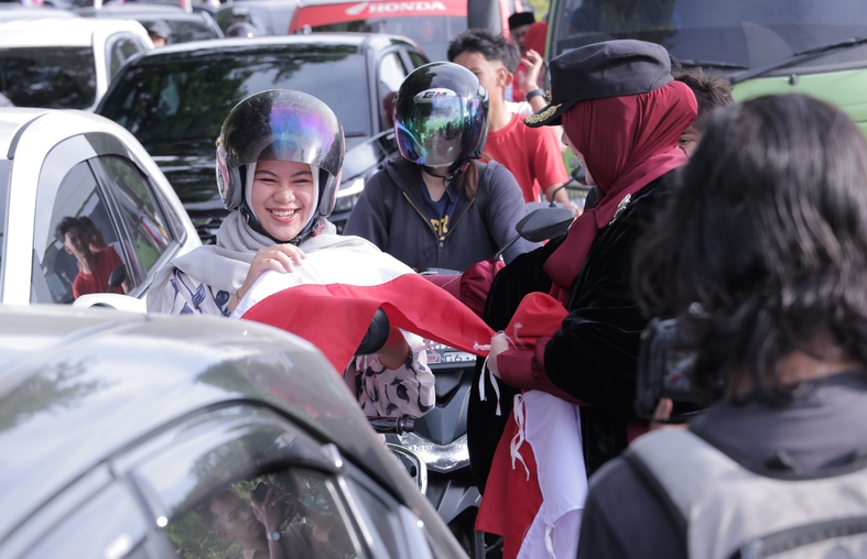 Wali Kota Banda Aceh Illiza Sa’aduddin Djamal bersama unsur Forkopimda membagikan bendera Merah Putih kepada pengendara di depan Masjid Raya Baiturrahman dalam rangka Gerakan Pembagian Bendera Merah Putih menyambut HUT ke-81 Kemerdekaan RI, Sabtu (15/8/2026). Foto: Dok. Prokopim Kota Banda Aceh