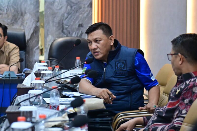 Anggota Banggar DPRK Banda Aceh saat mengikuti pembahasan anggaran dalam KUA-PPAS 2027 di Gedung DPRK Banda Aceh, Jumat (7/8/2026) dinihari. Foto: Dok. DPRK Banda Aceh