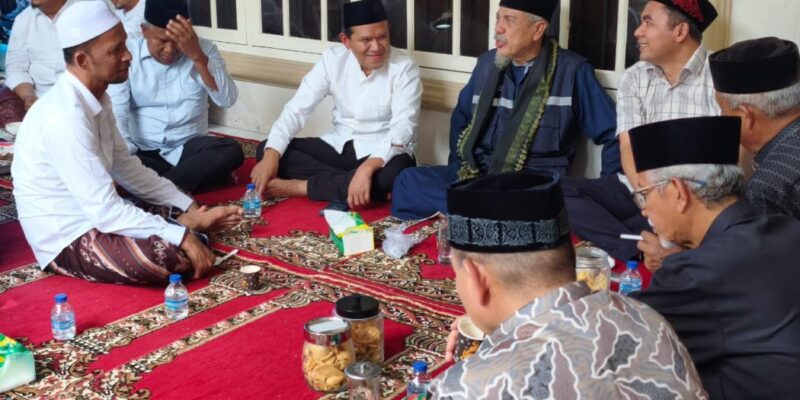 Wakil Gubernur Aceh, H. Fadhlullah saat menghadiri Haul ke-4 Tgk. H. Muhammad Amin bin Mahmud Syah (Abu Tumin) Pimpinan Dayah Al Madinatuddiniyah, Babussalam, Blang Bladeh, Kab. Bireuen, Minggu, (16/8/2026). Foto: Dok. Biro Adpim Setda Aceh 