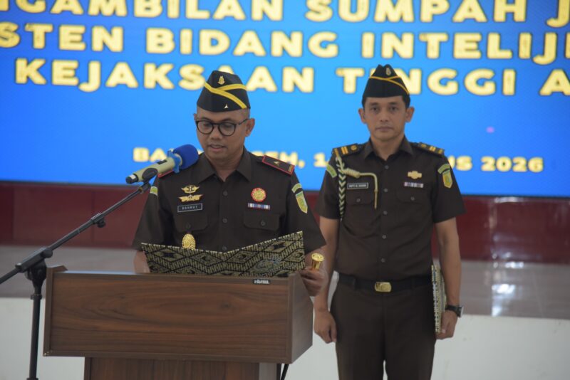 Kajati Aceh Teuku Rahmatsyah melantik dan mengambil sumpah Satria Irawan sebagai Asisten Intelijen Kejaksaan Tinggi Aceh di Aula Serbaguna Kejati Aceh, Jumat (14/8/2026). Foto: Dok. Kajati Aceh