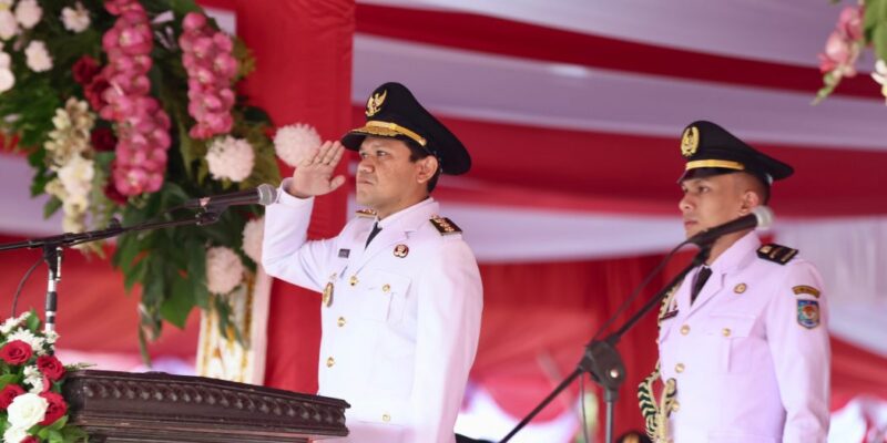 Wakil Gubernur Aceh, H. Fadhlullah, saat bertindak sebagai Inspektur Upacara Pengibaran Bendera Merah Putih pada Peringatan HUT ke-81 Kemerdekaan RI, di Lapangan Blang Padang, Banda Aceh, Senin (17/8/2026). Foto: Dok. Biro Adpim Setda Aceh 