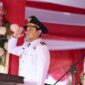 Wakil Gubernur Aceh, H. Fadhlullah, saat bertindak sebagai Inspektur Upacara Pengibaran Bendera Merah Putih pada Peringatan HUT ke-81 Kemerdekaan RI, di Lapangan Blang Padang, Banda Aceh, Senin (17/8/2026). Foto: Dok. Biro Adpim Setda Aceh 