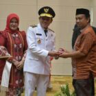 Wakil Gubernur Aceh, H. Fadhlullah, didampingi Ketua Staf Ahli TP-PKK Aceh, Ny. Mukarramah Fadhlullah, saat menyerahkan cendera mata kepada Keluarga Pahlawan, Perintis Kemerdekaan, Veteran dan Warakawuri secara simbolis, di Anjong Mota, Banda Aceh, Senin, (17/8/2026). Foto: Dok. Biro Adpim Setda Aceh