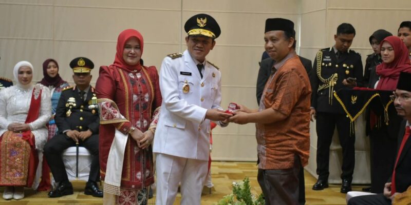 Wakil Gubernur Aceh, H. Fadhlullah, didampingi Ketua Staf Ahli TP-PKK Aceh, Ny. Mukarramah Fadhlullah, saat menyerahkan cendera mata kepada Keluarga Pahlawan, Perintis Kemerdekaan, Veteran dan Warakawuri secara simbolis, di Anjong Mota, Banda Aceh, Senin, (17/8/2026). Foto: Dok. Biro Adpim Setda Aceh