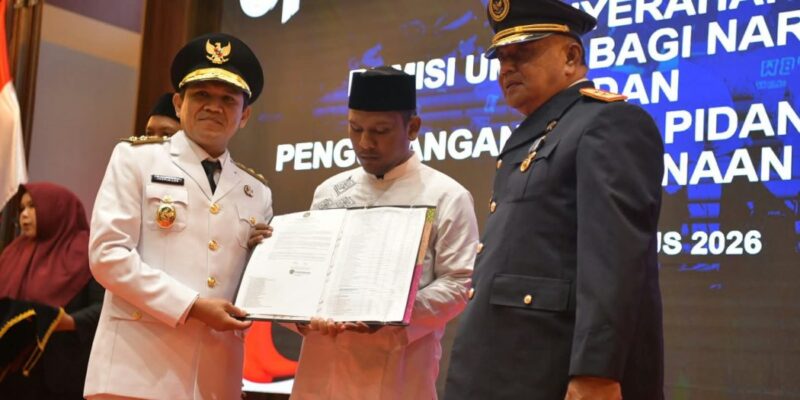 Wakil Gubernur Aceh, H. Fadhlullah saat menyerahkan dokumen SK Remisi Umum Kepada Warga Binaan Lapas/Rutan Banda Aceh, pada momentum HUT ke-81 Kemerdekaan RI, di Anjong Mon Mata, Banda Aceh, Senin, (17/8/2026). Foto: Dok. Biro Adpim Setda Aceh 