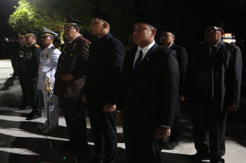 Wakil Wali Kota Banda Aceh Afdhal Khalilullah mengikuti Apel Kehormatan dan Renungan Suci (AKRS) bersama unsur Forkopimda di Taman Makam Pahlawan (TMP) Banda Aceh dalam rangka memperingati HUT ke-81 Kemerdekaan Republik Indonesia, Senin (17/8/2026) dini hari. Foto: Dok. Prokopim Kota Banda Aceh
