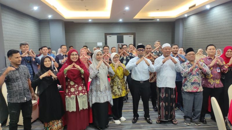 Plt. Kepala Dinas P3AP2KB Kota Banda Aceh Tiara Sutari AR bersama para narasumber dan peserta FGD Evaluasi Pelaksanaan Implementasi Stranas PPA di Provinsi Aceh dan Kota Banda Aceh, di Muraya Hotel Aceh, Kamis (13/8/2026). Foto: Dok. Diskominfo Kota Banda Aceh