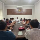 Asisten Pemerintahan, Keistimewaan, dan Kesejahteraan Rakyat Setda Kota Banda Aceh Bachtiar memberikan arahan dalam Rapat Tindak Lanjut Pemasangan Bendera Merah Putih bersama kepala OPD dan para camat di Kantor Bakesbangpol Kota Banda Aceh, Minggu (16/8/2026). Foto: Dok. Diskominfo Kota Banda Aceh