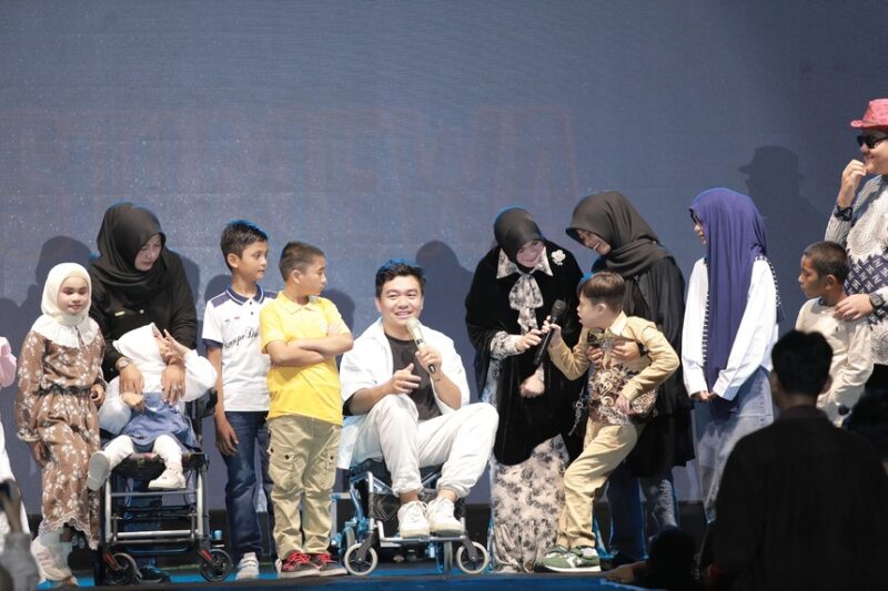 Wali Kota Banda Aceh Illiza Sa’aduddin Djamal bersama para model dan penyandang disabilitas saat menghadiri Fashion Show Kolaborasi dalam Festival QRIS Pasar Aceh di eks lahan Pasar Aceh Shopping Center (PAS), Minggu (16/8/2026). Foto: Dok. Prokopim Kota Banda Aceh