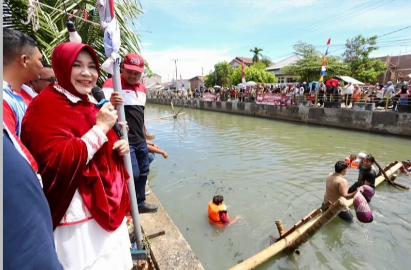 Wali Kota Banda Aceh Illiza Sa’aduddin Djamal turut memandu perlombaan pukul bantal dan melepas bebek dalam rangkaian lomba rakyat HUT ke-81 Kemerdekaan RI di Sungai Lampaseh, Banda Aceh, Senin (17/8/2026). Foto: Dok. Diskominfo Kota Banda Aceh