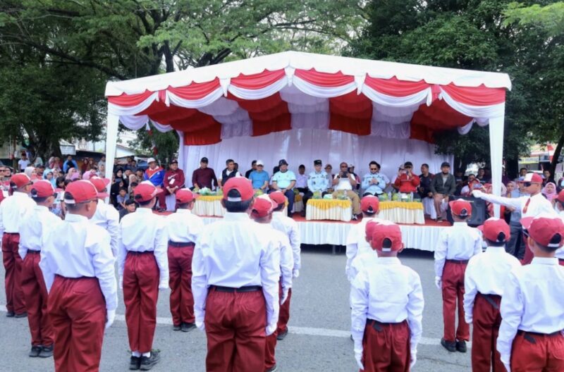 Bupati Aceh Barat Tarmizi, S.P., M.M., bersama Wakil Bupati Said Fadheil, S.H., membuka lomba gerak jalan tingkat SD dan SMP dalam rangka menyemarakkan HUT ke-81 Kemerdekaan RI di Bundaran Taman Hijriah, Desa Panggong, Kecamatan Johan Pahlawan, Minggu (16/8/2026). Foto: Dok. Pemkab Aceh Barat 