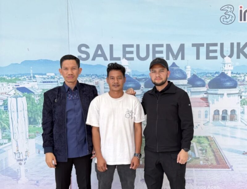 Bupati Aceh Barat Tarmizi SP, MM bersama Wakil Bupati Said Fadheil SH dan warga korban penipuan pekerjaan di Kamboja saat proses pemulangan dan pendampingan hingga kembali berkumpul bersama keluarga di Aceh Barat, Sabtu (16/8/2026). Foto: Dok. Pemkab Aceh Barat