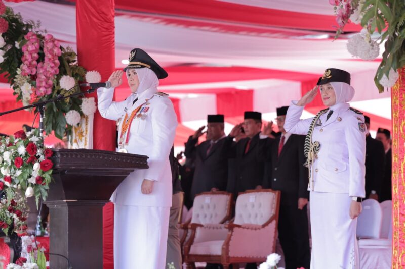 Wali Kota Banda Aceh Illiza Sa’aduddin Djamal bersama Wakil Wali Kota Afdhal Khalilullah dan jajaran Forkopimda mengikuti Upacara Penurunan Bendera Merah Putih HUT ke-81 Kemerdekaan RI di Lapangan Blang Padang, Banda Aceh, Senin (17/8/2026). Foto: Dok. Prokopim Kota Banda Aceh