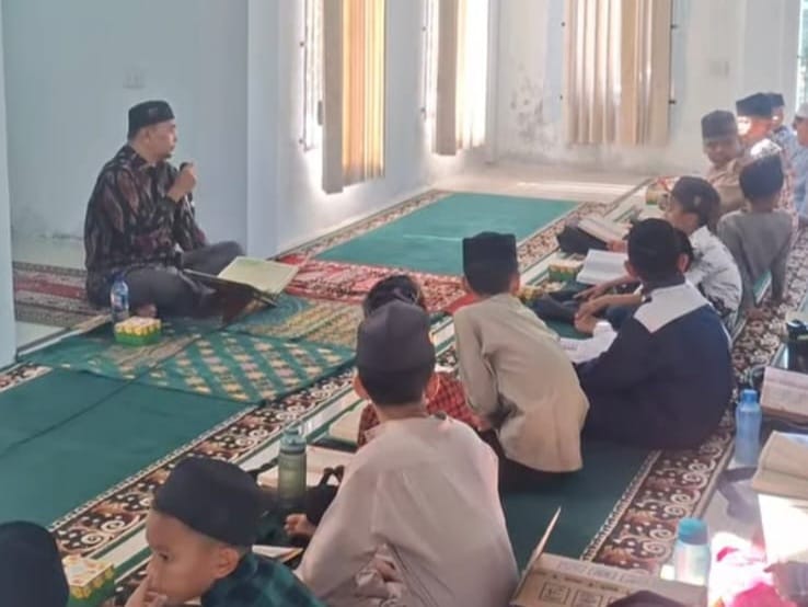 Calon kafilah MTQ Kota Banda Aceh mengikuti pembinaan intensif bersama tim pelatih dan dewan hakim di Mushalla Al Bayan, Banda Aceh, Sabtu (15/8/2026). Foto: Dok. Diskominfo Kota Banda Aceh
