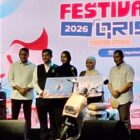 Asisten Perekonomian dan Pembangunan Setda Kota Banda Aceh Faisal menyerahkan hadiah kepada salah satu pemenang kompetisi dalam rangkaian penutupan Festival QRIS Pasar Atjeh di Lapangan Eks Pasar Aceh, Banda Aceh, Senin (17/8/2026). Foto: Dok. Diskominfo Kota Banda Aceh