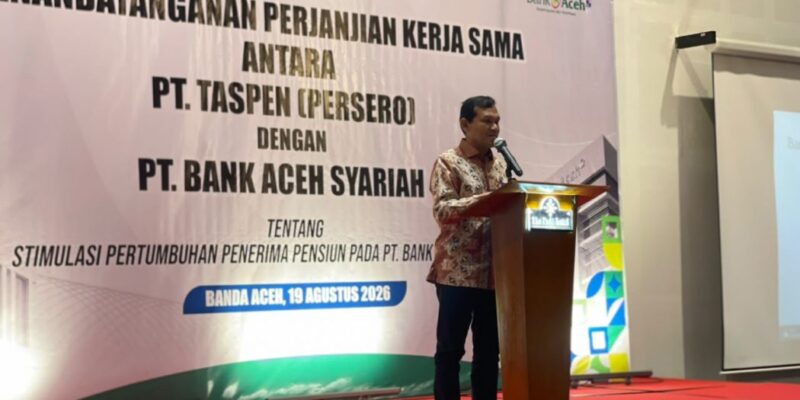 Wakil Gubernur Aceh H. Fadhlullah memberikan sambutan saat menghadiri acara Penandatanganan Perjanjian Kerja Sama (PKS) antara PT TASPEN (Persero) dengan PT Bank Aceh Syariah tentang Stimulasi Pertumbuhan Dana Pensiun pada Bank Aceh, di Ballroom Hotel The Pade, Aceh Besar, Rabu (19/8/2026). Foto: Dok. Biro Adpim Setda Aceh
