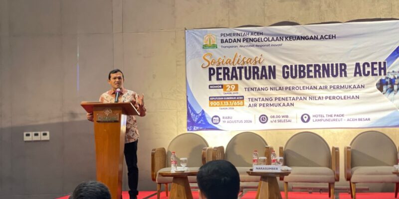 Wakil Gubernur Aceh H. Fadhlullah saat memberikan sambutan pada kegiatan Sosialisasi Peraturan Gubernur Aceh Nomor 29 Tahun 2025 tentang Nilai Perolehan Air Permukaan serta Keputusan Gubernur Aceh Nomor 900.1.1.3/658 Tahun 2026 tentang Penetapan Nilai Perolehan Air Permukaan, di Hotel The Pade, Aceh Besar, Rabu (19/8/2026). Foto: Dok. Biro Adpim Setda Aceh 