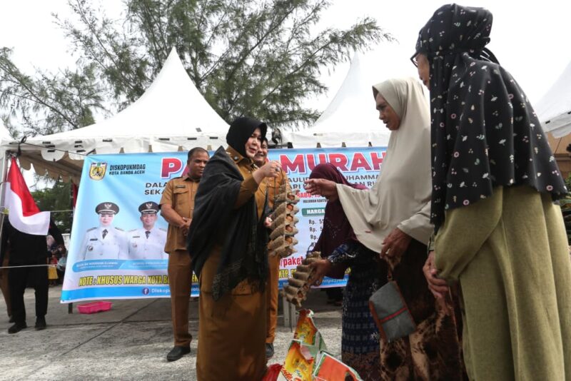 Wali Kota Banda Aceh Illiza Sa’aduddin Djamal meninjau pelaksanaan Pasar Murah Bersubsidi di halaman parkir Taman Ratu Safiatuddin, Bandar Baru, Kecamatan Kuta Alam, Selasa (18/8/2026). Foto: Dok. Prokopim Kota Banda Aceh