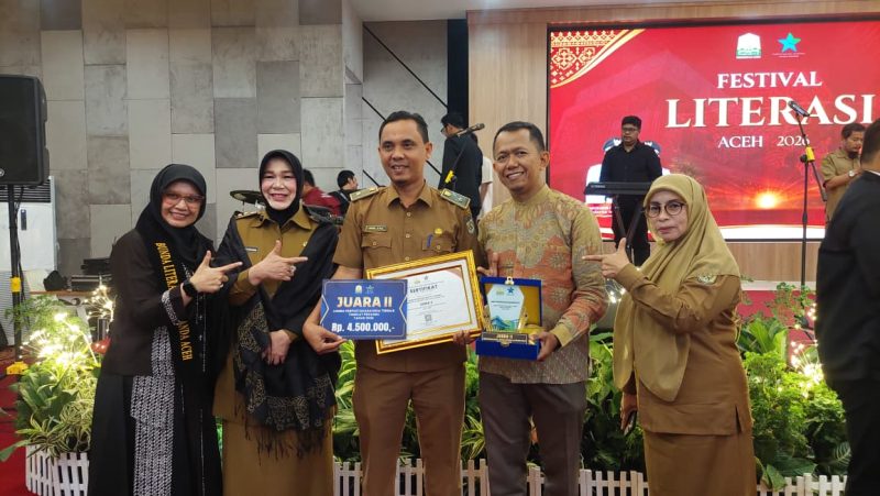 Wali Kota Banda Aceh Illiza Sa’aduddin Djamal bersama Asisten Administrasi Umum Setda Aceh A. Murtala dan Plt Kepala DPKA Aceh Zulkifli menyerahkan penghargaan kepada pemenang Lomba Perpustakaan Desa Terbaik Tingkat Provinsi Aceh pada Festival Literasi Aceh 2026 di Gedung Perpustakaan Aceh, Selasa (18/8/2026). Foto: Dok. Diskominfo Kota Banda Aceh