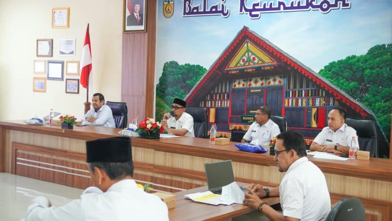 Sekda Kota Banda Aceh Jalaluddin membuka kegiatan Pendampingan dan Penguatan PPID Gampong di Aula Balee Keurukon, Balai Kota Banda Aceh, Rabu (19/8/2026). Foto: Dok. Diskominfo Kota Banda Aceh