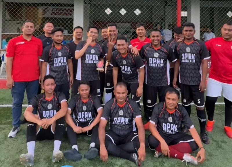 Ketua DPRK Banda Aceh Irwansyah ST bersama tim DPRK Banda Aceh mengikuti Turnamen Trofeo Corner Arena – Special Kemerdekaan di Lapangan Corner Arena, Lampriet, Banda Aceh, Senin (17/8/2026). Foto: Dok. DPRK Banda Aceh