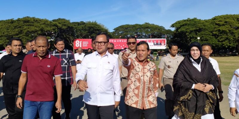 Wakil Gubernur Aceh, H. Fadhlullah, bersama Ketua DPRA, Zulfadhli, A.Md, Wali Kota Banda Aceh, Hj. Illiza Sa'aduddin Djamal, SE, dan Kepala SKPA/Biro dan Instansi terkait, mendampingi Wakil Menteri Dalam Negeri, Dr. Bima Arya Sugiarto, S.IP, MA, meninjau Lapangan Blang Padang, Banda Aceh, Rabu (19/8/2026). Foto: Dok. Biro Adpim Setda Aceh 