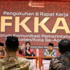 Wali Kota Banda Aceh Illiza Sa’aduddin Djamal dikukuhkan sebagai Koordinator Forum Komunikasi Kabupaten/Kota se-Aceh (FKKA) oleh Wakil Menteri Dalam Negeri Bima Arya Sugiarto di Anjong Mon Mata, Banda Aceh, Rabu (19/8/2026). Foto: Dok. Prokopim Kota Banda Aceh