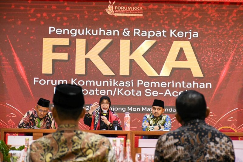 Wali Kota Banda Aceh Illiza Sa’aduddin Djamal dikukuhkan sebagai Koordinator Forum Komunikasi Kabupaten/Kota se-Aceh (FKKA) oleh Wakil Menteri Dalam Negeri Bima Arya Sugiarto di Anjong Mon Mata, Banda Aceh, Rabu (19/8/2026). Foto: Dok. Prokopim Kota Banda Aceh